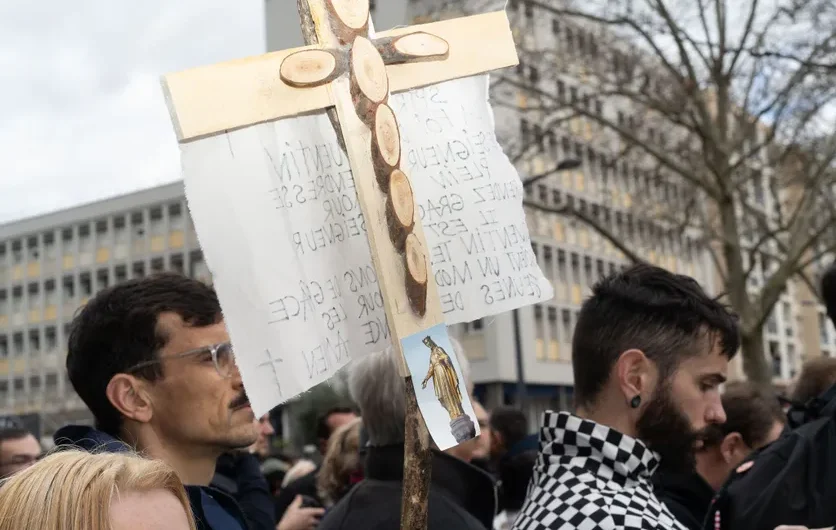 Comment l’extrême droite radicale s’est convertie à un « christianisme de combat »