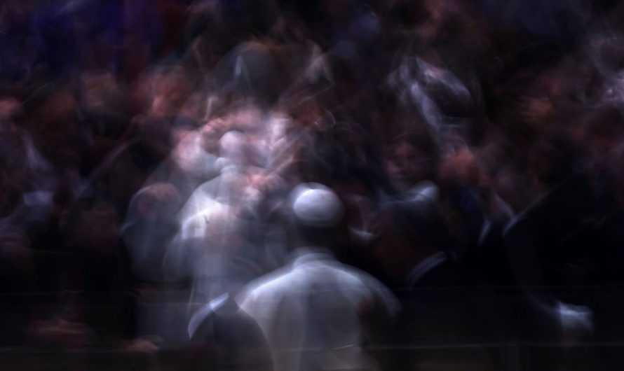 Les hommes dans l&rsquo;ombre du pape